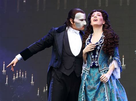 Phantom of the Opera: Opowieść o miłości ukrytej za maską tajemnic!